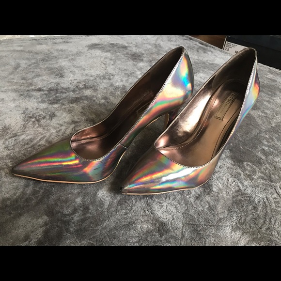 ✨2/$55✨Metallic BCBG heels - Picture 4 of 11
